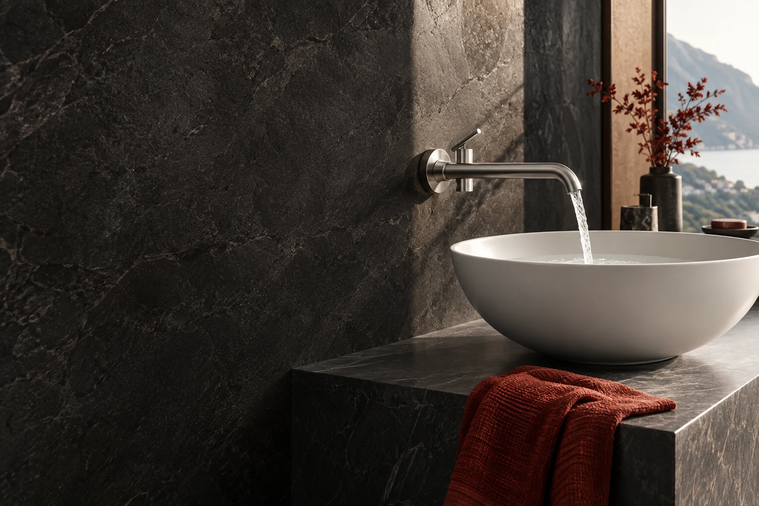 Rubinetto in acciaio e lavabo bianco in un bagno contemporaneo