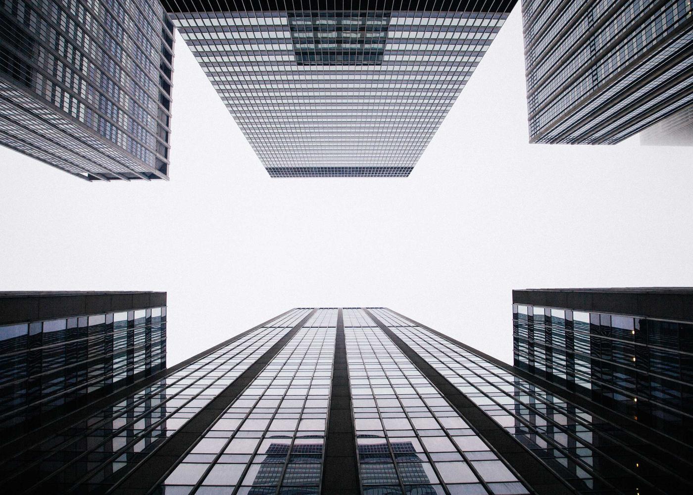 STRUKT — immagine illustrativa per Edilizia e architettura